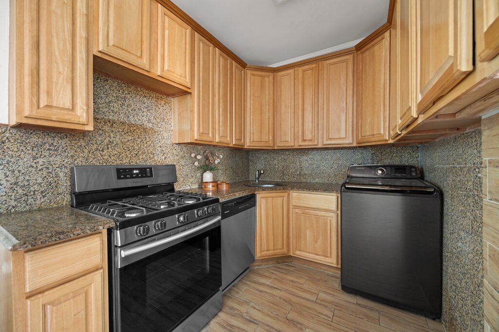 Eat-in kitchen with granite counters and gas range, 570 Westminster Rd #B19